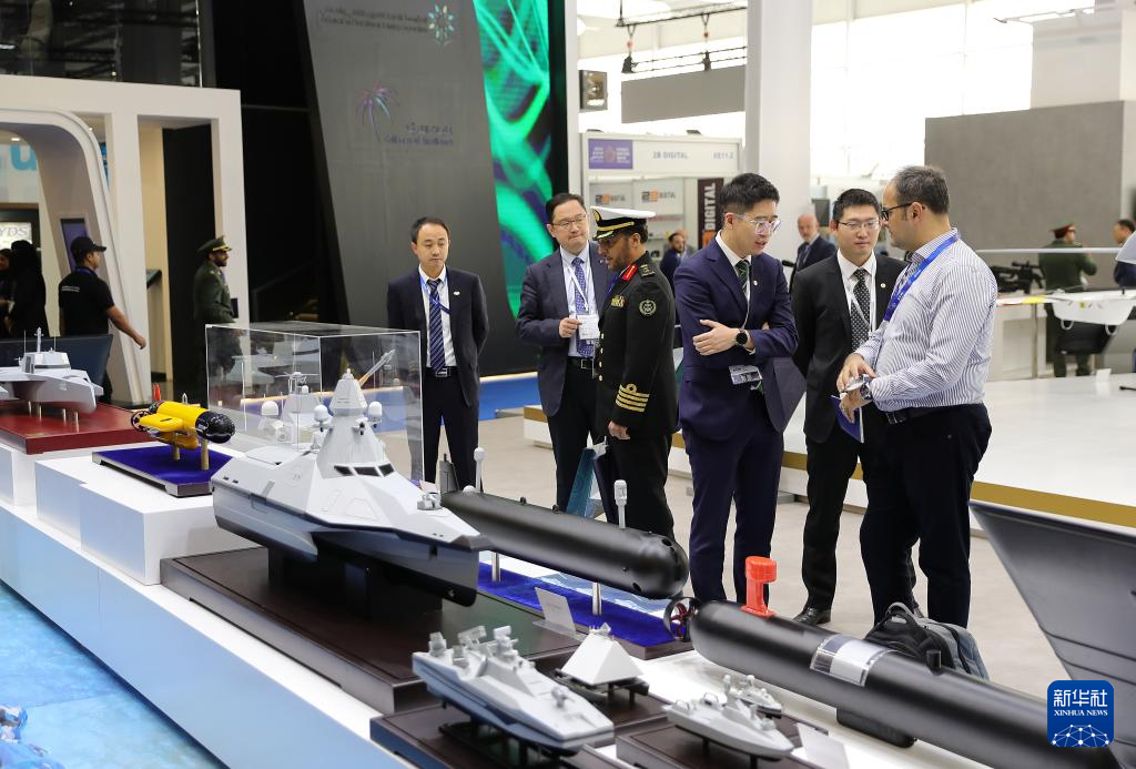 中國在沙烏地舉辦的世界防務展上，公佈了「雷霆A2000」型武裝無人艇的模型。圖/取自新華社