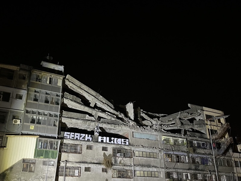 台中清水區中興街一棟近50年的老舊大樓於22日凌晨1點40分發生驚人坍塌事故。圖／中央社