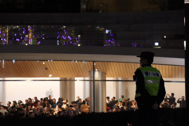 上海蘋果旗艦店開幕，因為CEO庫克親臨現場，人潮爆滿，現場出動不少警察維持秩序。圖/中央社