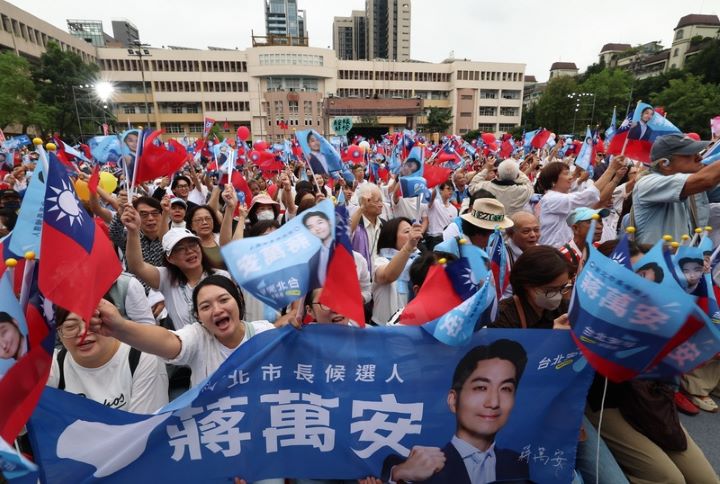 台北市長蔣萬安競選總部26日成立，大批支持者熱情相挺，隨著台上主持人口號揮旗響應。圖/中央社