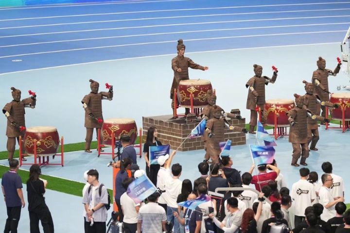 湖北光谷的團隊搬來9台「兵馬俑」機器人和北京舞蹈學院合作跳同步舞。圖/取自《北京青年報》