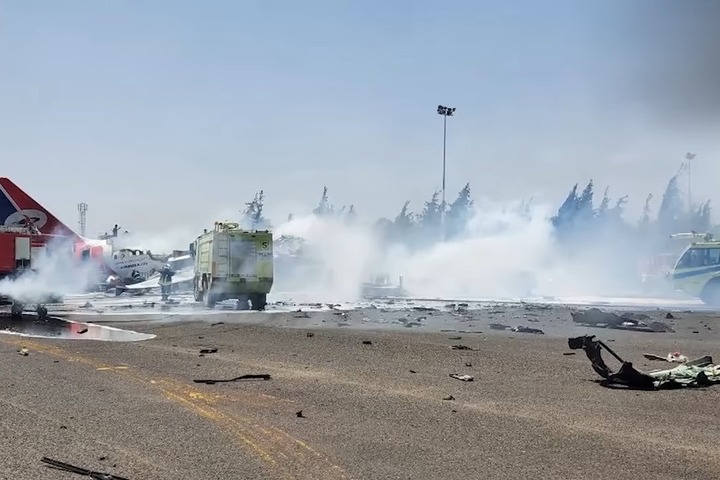 以色列空襲沙那機場，炸毀胡塞武裝控制的最後一架民航客機。圖/取自CRUX《YouTube》官方頻道
