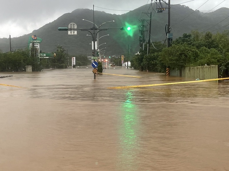 風山陀兒帶來豪大雨，金山地區發生嚴重水災，整條馬路淹成黃河。圖/中央社