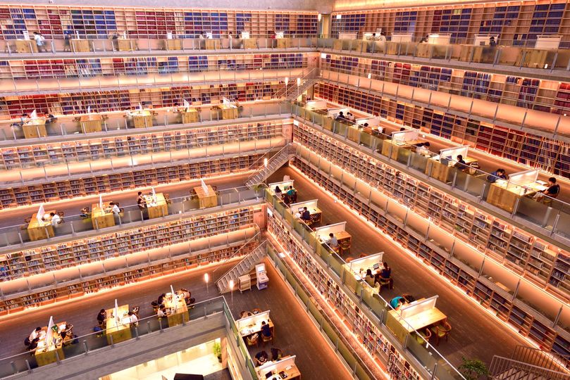 為慶祝政大復校70周年，達賢圖書館18日開放民眾自由參觀。圖/取自政大臉書