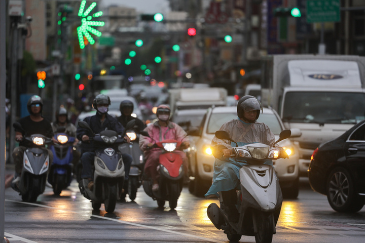 下周二前前全台防大雨　菲律賓東方海面又有熱帶擾動醞釀中