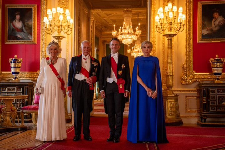 法國總統馬克宏夫婦（右二）與英王查爾斯三世夫婦（左二）在溫莎城堡合影。圖/取自馬克宏《推特》官方帳號