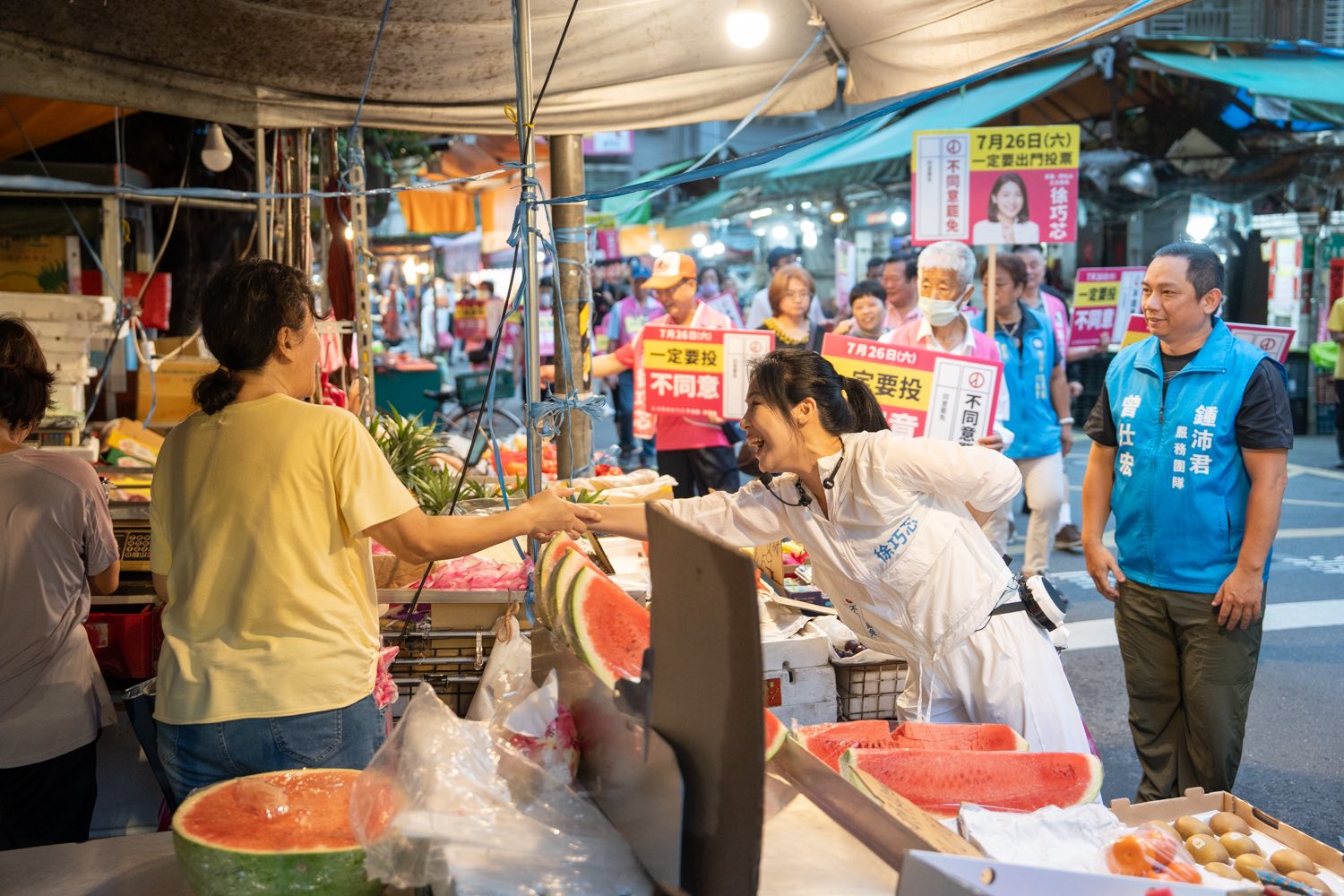 國民黨台北市立委徐巧芯(前右)18日將與罷團領銜人曹興誠正面對決。圖為徐巧芯17日忙市場掃街。圖/取自徐巧芯臉書