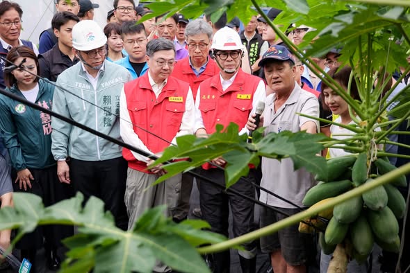 從賴瑞隆的臉書到媒體發布訊息，民進黨高雄市長參選人賴瑞隆（左2）在豪雨期間幾未挺進災區，較常見的是陪同中央官員視察。圖為賴瑞隆27日陪同卓揆（左3）視察美濃。圖／取自賴瑞隆臉書
