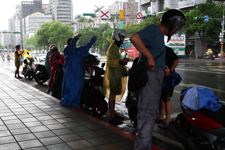 燈北季風增強，北海岸與雙北需防短延時強降雨。圖/取自中央社