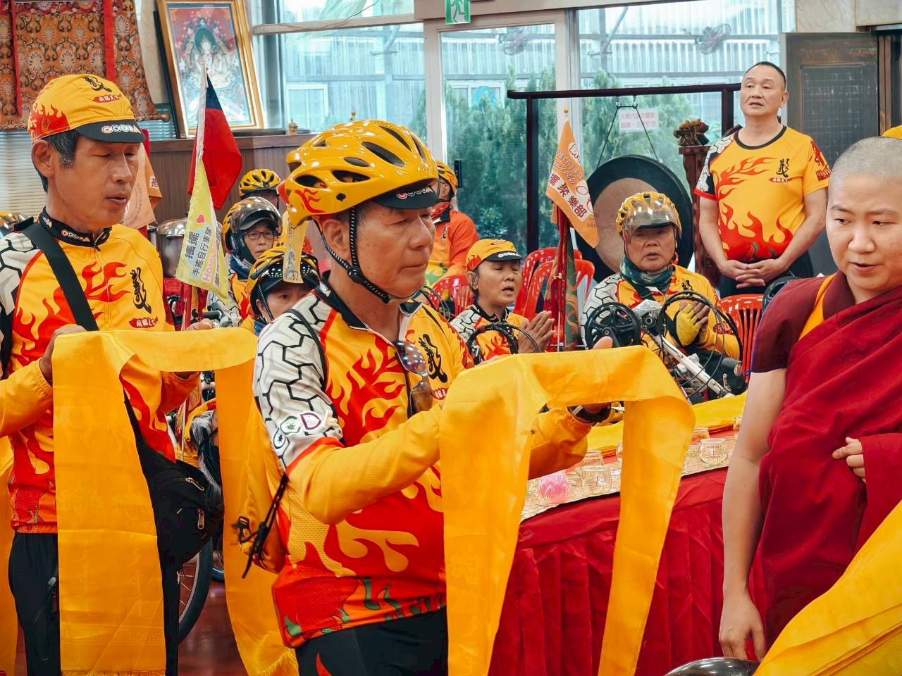 大活佛為車隊誦經祈福。圖/記者衣冠城攝