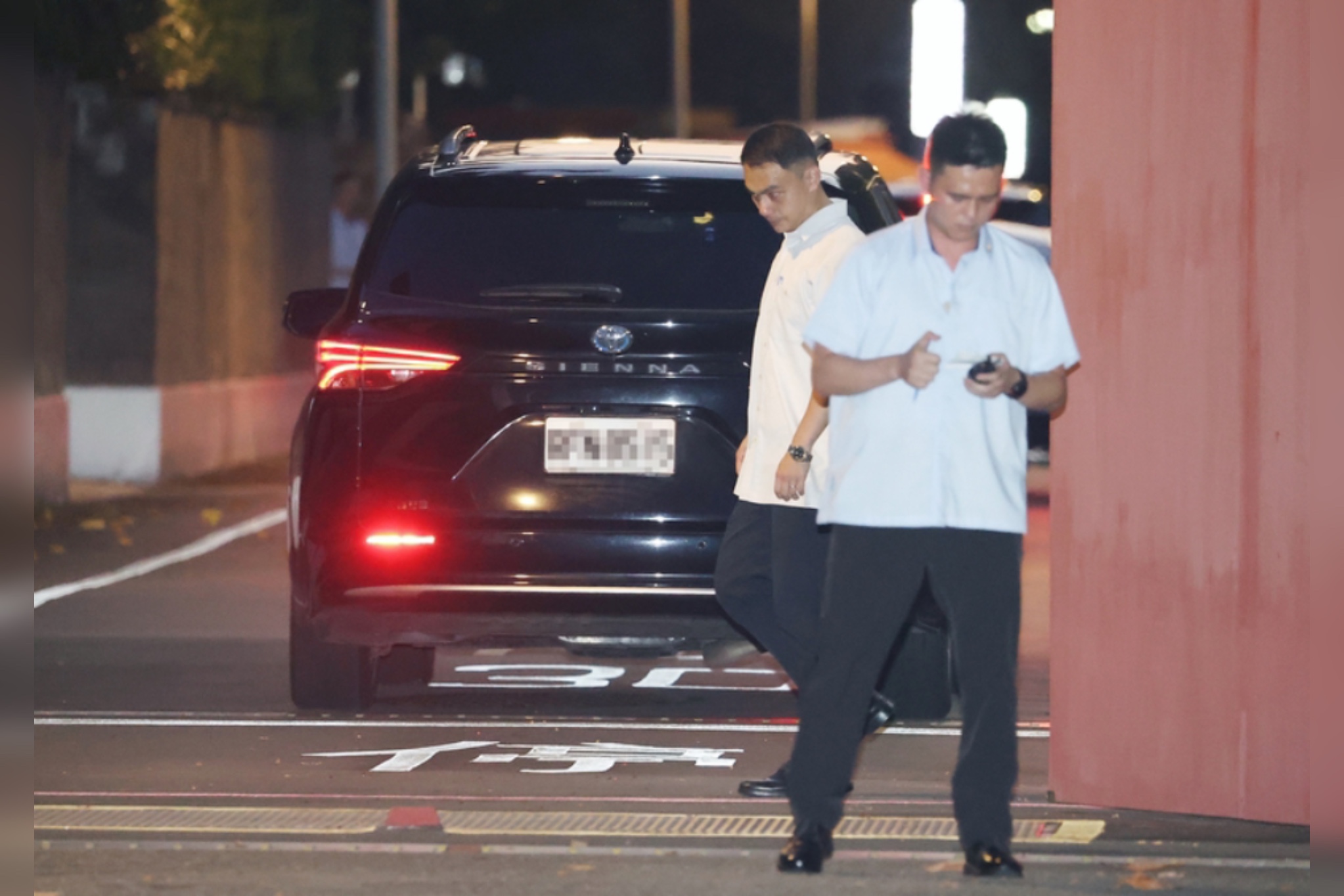總統賴清德近日分批宴請黨籍立委，民進黨團總召柯建銘座車進入官邸。圖/中央社