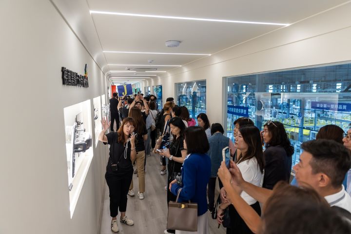 規劃大廊道展示區讓消費者能透過觀景窗，俯瞰歐德系統傢俱生產過程，實現製程透明化。圖/歐德集團提供