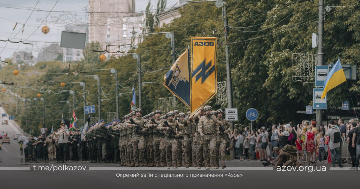 被烏克開政府納編後，「亞速營」成國民警衛隊一環，常在政治人物庇護下濫殺無辜，圖為亞速營在馬里烏波爾慶祝「建軍」。圖／取自亞速營Azov Brigade X
