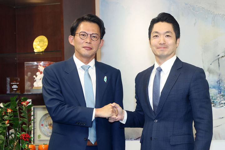 民眾黨主席黃國昌12日就核三延役公投議題拜會台北市長蔣萬安，兩人互相握手問候。圖/中央社