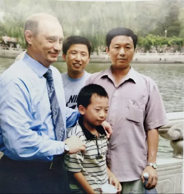 26年前,普丁剛當上俄羅斯總統,在訪北京時突安排了北海公園行程,巧遇12歲的澎湃。圖/取自文匯網