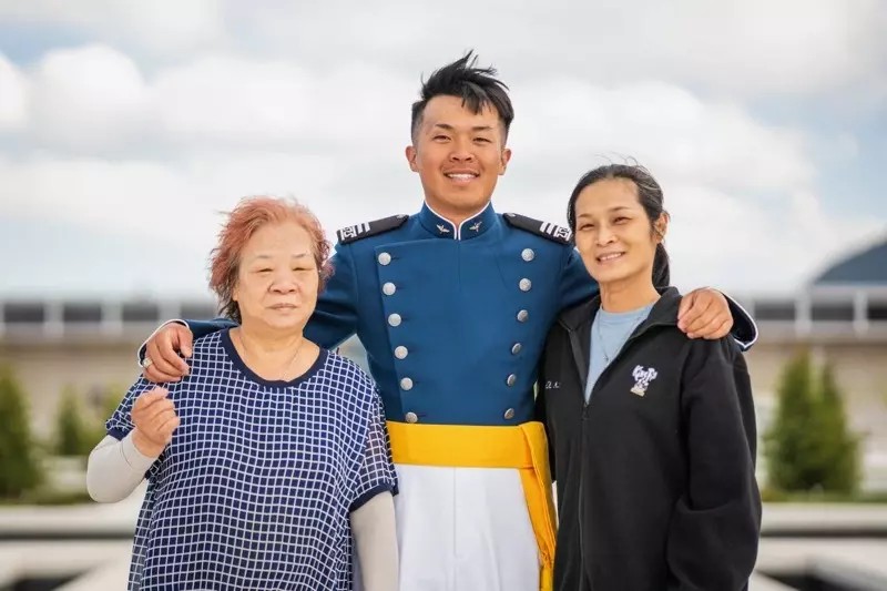 美國空軍官校留學生徐皓明（中）5月底畢業，家人赴美參加畢業典禮時不慎發生車禍身受重傷急需治療，醫藥費更是告達15萬美元。圖/取自王立楨臉書