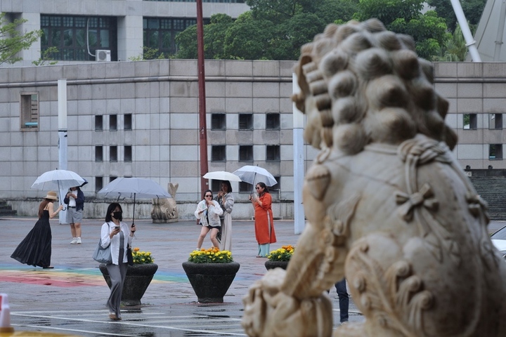 本周2波鋒面接力影響　北台灣周一防大雨