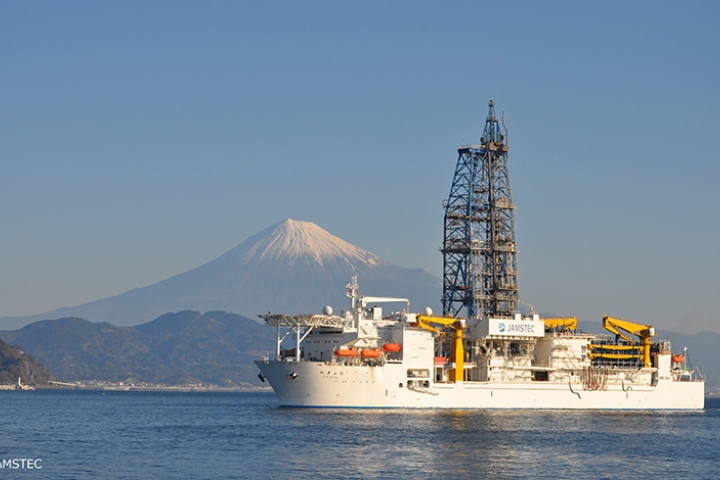 全球首例！南鳥島海域試掘告捷　日探勘船成功打撈水下6000公尺「海底稀土」