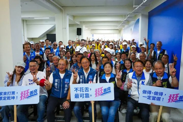 張善政客家後援會成立吸引數百位客家鄉親到場相挺,現場更以客語齊聲高喊「當選」,展現十三區客家領袖與基層支持力量。圖/張善政競辦提供