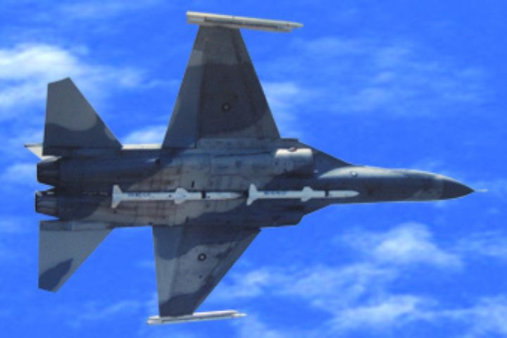  現役天劍二型飛彈，多採半埋式掛載於機腹中線設計。圖/取自中科院官網