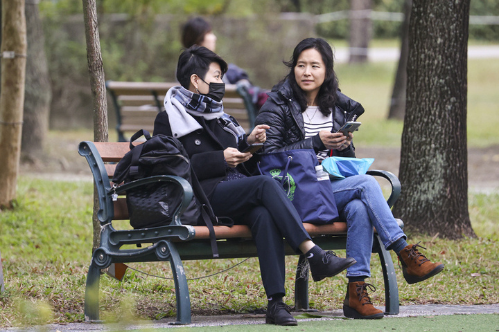 白天漸回溫水氣少　入夜後西部易起霧能見度較低