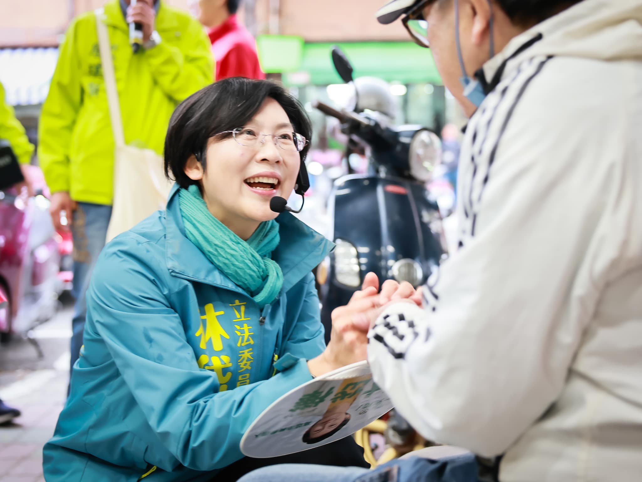 連任多屆民進黨立委的林岱樺，20日遭檢調以涉貪助理費搜索並帶回詢問，將牽動高雄市長初選。圖為黨內民調第一的林岱樺，在高雄各地掃街拜票。圖／取自林岱樺臉書