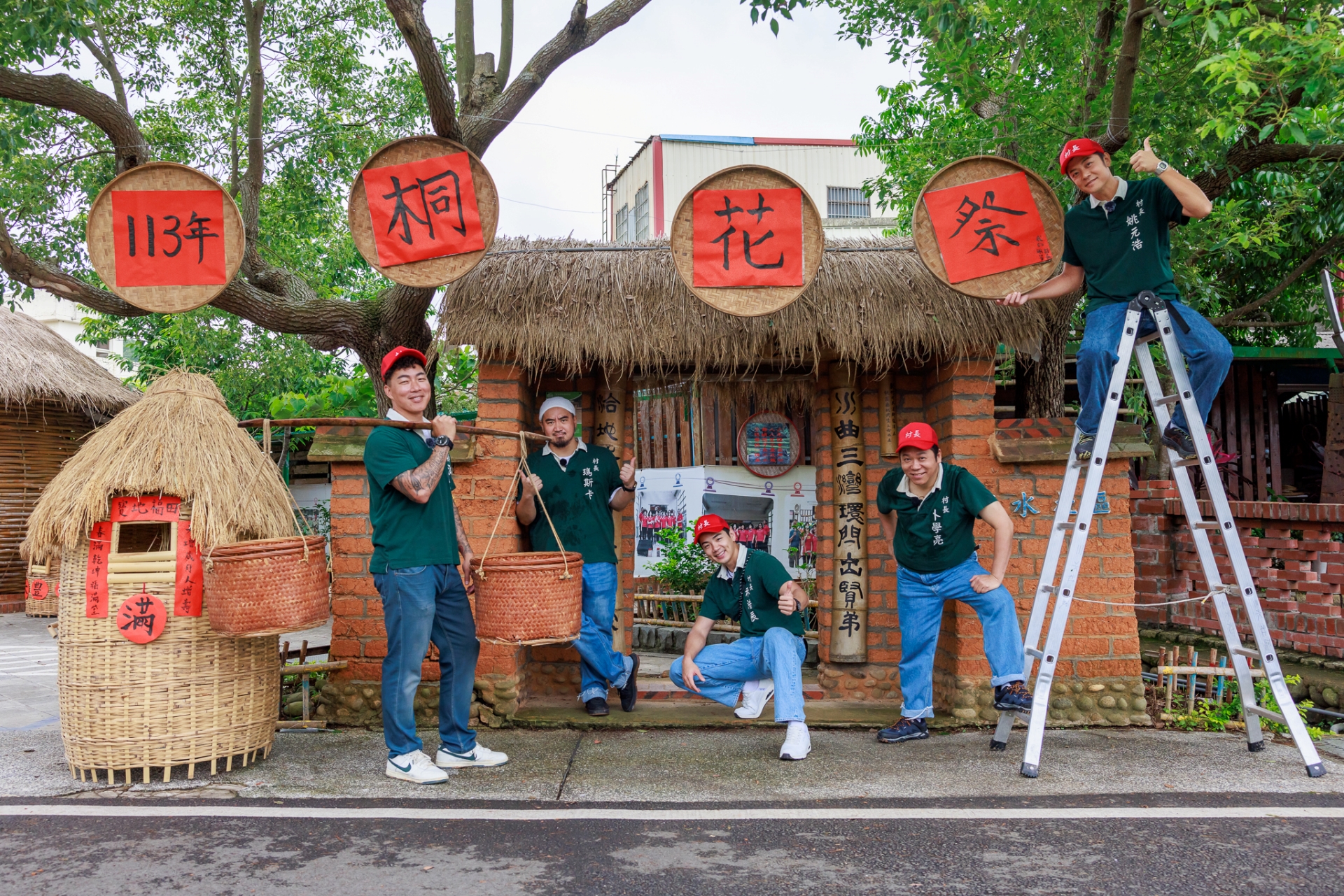 《我的明星村長》本週準備桃園縣龍潭區三水里桐花祭，卜學亮揮毫寫毛筆字。圖/好看娛樂提供