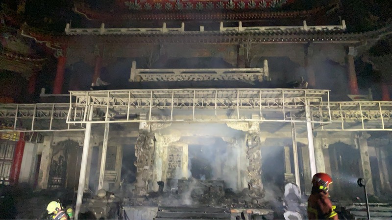 台北市文山區指南宮凌霄寶殿24日晚間發生火災，現場付之一炬，所幸無人傷亡，詳細燒損面積和起火原因仍待後續調查釐清。圖/中央社、翻攝照片