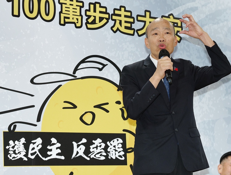 立委羅智強5日舉辦「護民主反惡罷－100萬步走大安」新書發布會，立法院長韓國瑜到場支持，呼籲大家在26日當天站出來，投下不同意罷免票。圖/中央社