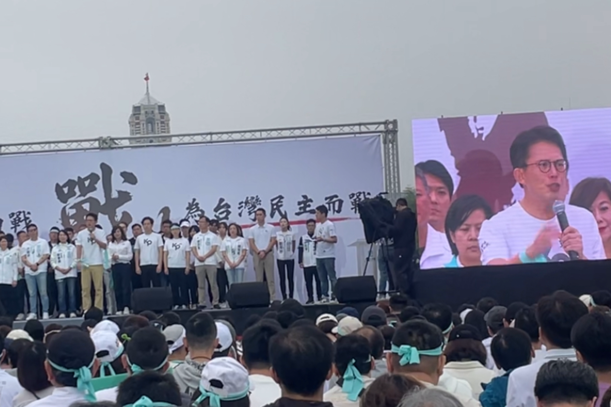 哽咽稱努力不夠害柯文哲受害　黃國昌：賴清德出來辯論