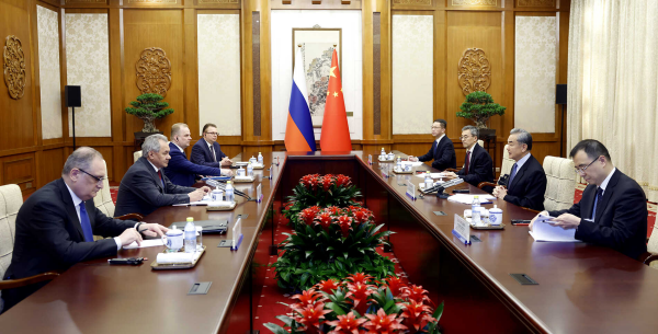 大陸外交部長王毅（右二）2日在莫斯科，與俄羅斯聯邦安全會議秘書紹伊古（左二）共同主持第20輪中俄戰略安全磋商。圖／取自中共外交部