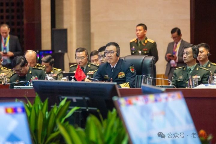   大陸國防部長董軍（中）出席在馬來西亞吉隆坡召開的第19屆東盟防長會。圖/取自老消息公眾號