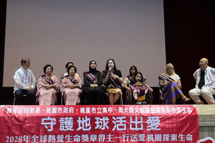 多位「球熱愛生命獎章得主,透過自身經歷與桃園高中師生分享如何面對人生困境,將自身力量轉化為幫助他人的行動。圖/周大觀文教基金會提供