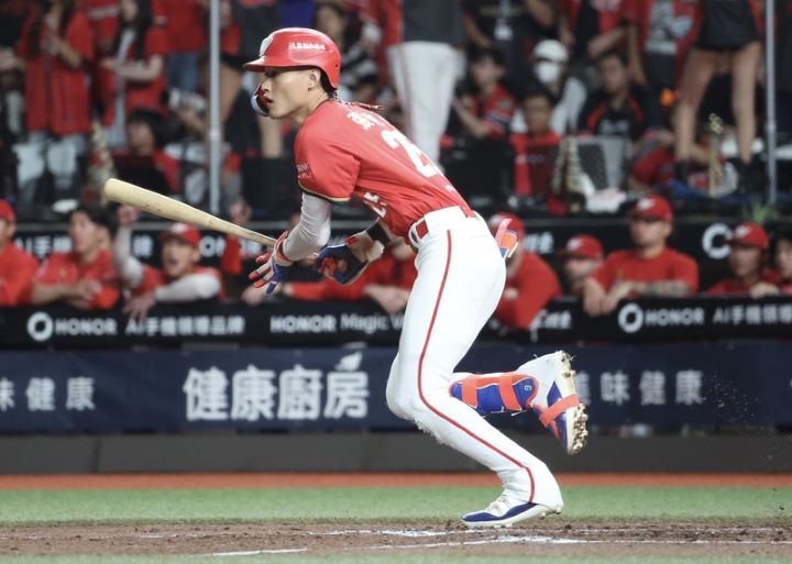 台灣大賽第6戰，味全龍隊打者張政禹（圖）3局下敲出左外野方向一壘安打帶打點，助隊率先搶下1分。圖/中央社