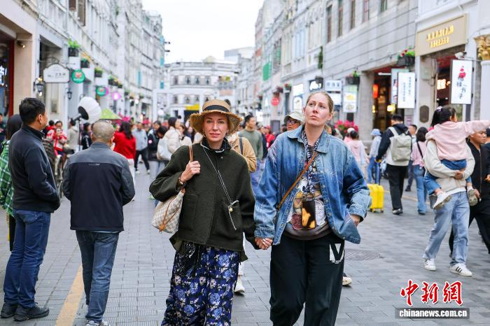 圖為外國遊客漫步在海口的百年老街上。圖／取自中新網