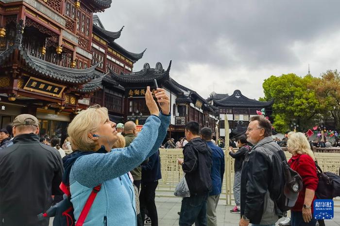 外國旅客赴大陸旅遊逐漸升溫，大陸官員則認為要多多增加旅遊配套措施，包括宣傳力度、非英語系導遊人力等。圖／新華社