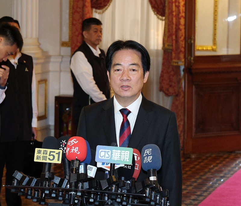 總統賴清德10日在台北賓館出席「第20屆亞洲民主人權獎頒獎典禮」，會前回應媒體詢問韓國電子入境卡顯示中國台灣議題，表示希望韓國也能夠尊重台灣人民的意志。圖／中央社