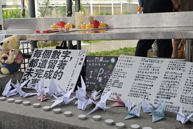三峽車禍造成三名用路人往生，還路於民行人路權促進會25日號召民眾到場折白紙鶴，為亡者哀悼。圖/中央社