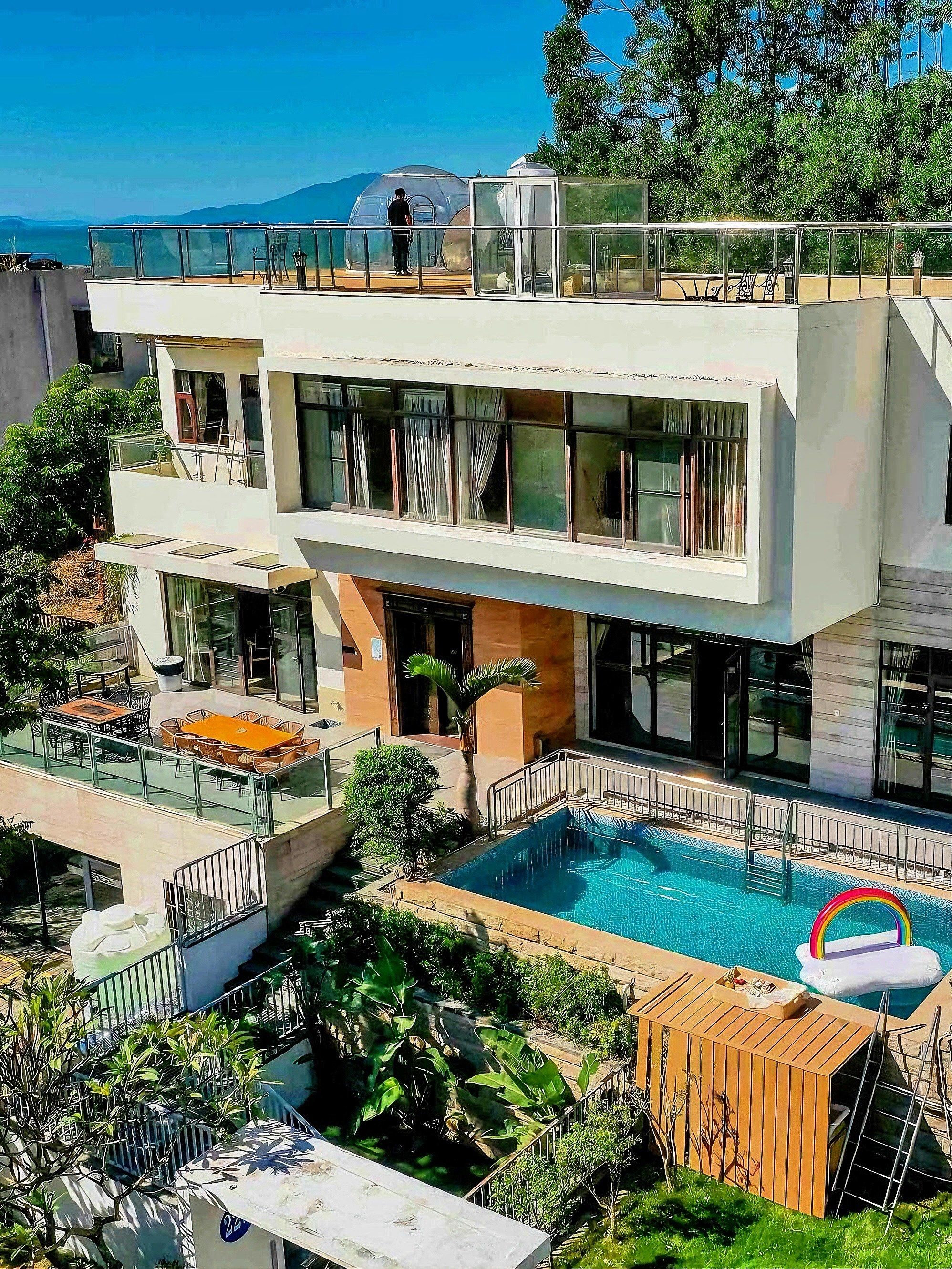 圖為惠東縣巽竂灣的海景別墅，惠東類似這樣的別墅不少，但絕非地攤價，不過價格也掉不少。圖／取自呦呦i 微博