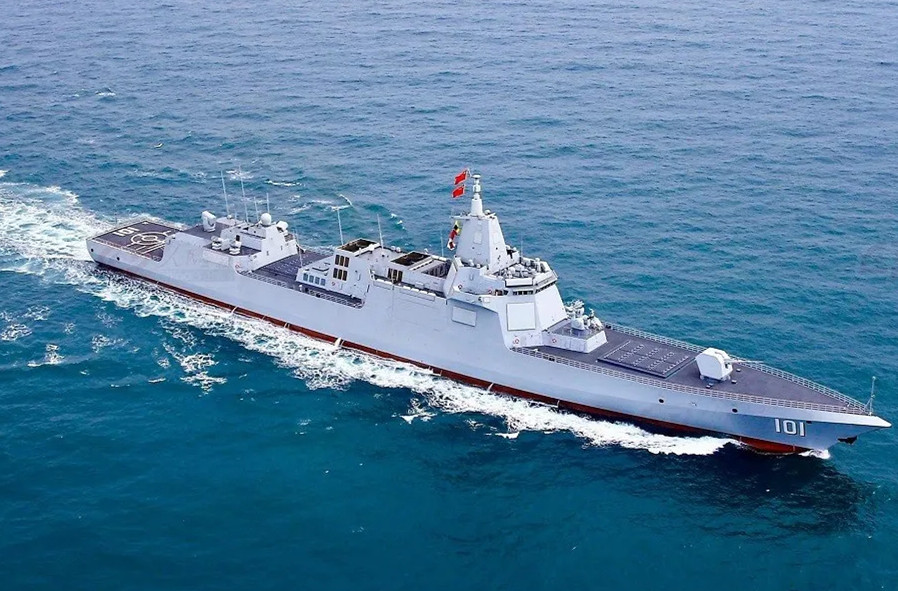 16艘055大型飛彈驅逐艦和35艘052D防空驅逐艦將在2025年前全部服役。圖為解放軍海軍055型拉薩號驅逐艦。圖/取自新湖南