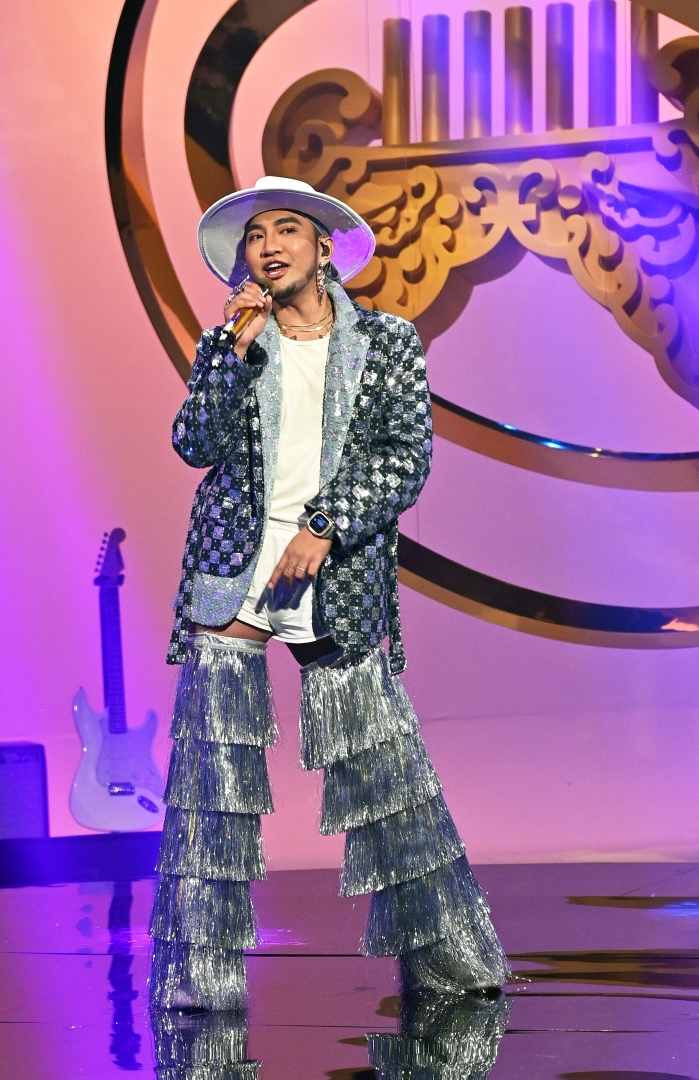 排灣族歌手舞炯恩在節目中熱舞獻唱。圖／台視提供