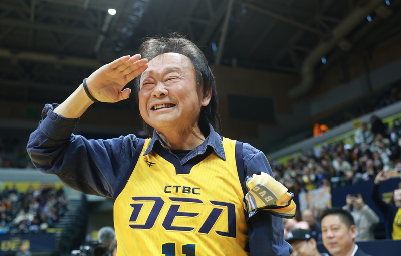 綠營小雞屬意由立院人氣王王世堅參選台北市長,PK蔣萬安。圖為王世堅日前在新莊體育館受邀為台灣職業籃球大聯盟(TPBL)賽事開球。圖/中央社