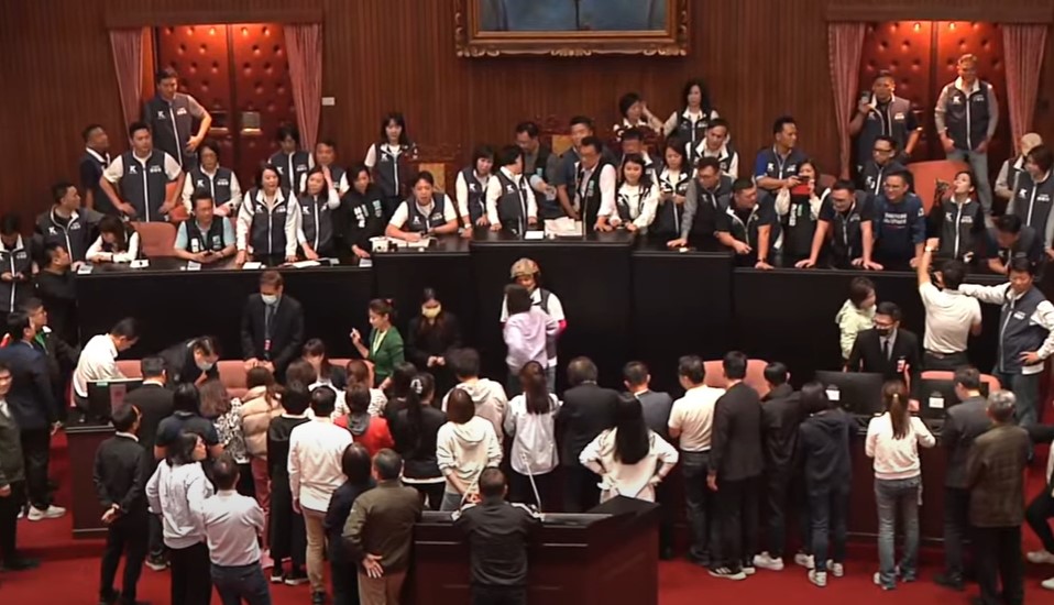 藍綠立委為了國會改革五法爆發激烈肢體和口角衝突，目前對峙議會主席台。圖/林睿康攝