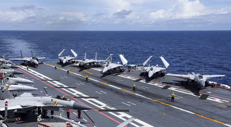 山東艦飛行甲板設計呈14度弧線，能提升戰機出動效率。圖/取自新華社