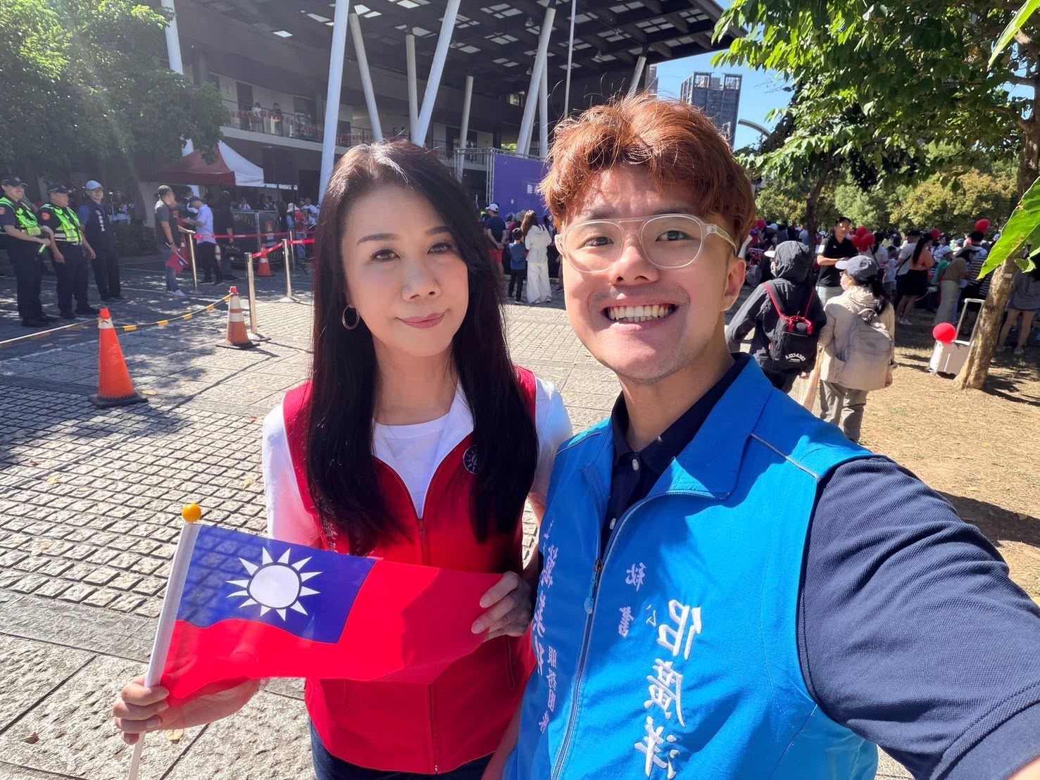 國民黨桃園市黨部主委蔡忠誠說,佀廣洋(右)放棄國民黨提名退選,是他本人決定,外界稱他「被退選」非事實。圖為佀廣洋與母親萬美玲合影。圖/取自佀廣洋臉書