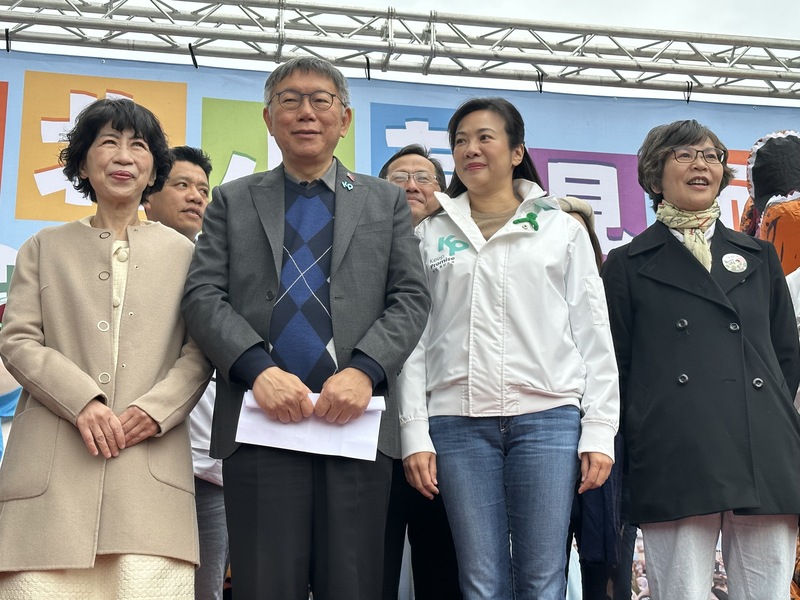 圖為吳欣盈（前右二）出席台灣民眾黨27日在台中舉辦的小草感恩見面會，與民眾黨主席柯文哲（前左二）、陳佩琪（前左）、前立委蔡壁如（右）等人同台。中央社