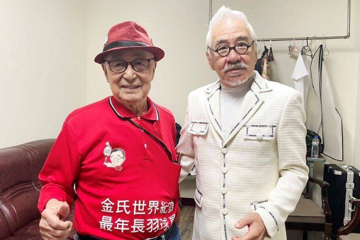 保持金氏世界紀錄「最高齡羽球選手」的105歲人瑞鐵粉（左）親自到場，與孫情合影。圖/台中多媒體公司提供