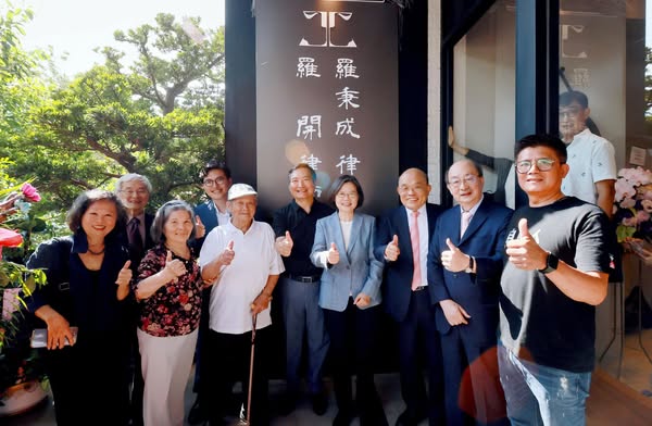 前總統蔡英文（右4）、民進黨立院黨團總召柯建銘（右2）9日一同出席前行政院政務委員羅秉成的律師事務所開幕茶會。圖/取自柯建銘臉書