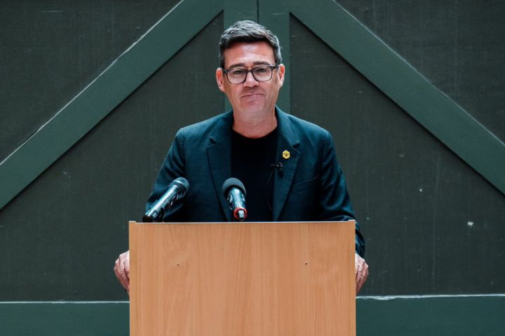 英國首相換人當　工黨推舉柏納姆接黨魁　20日上任