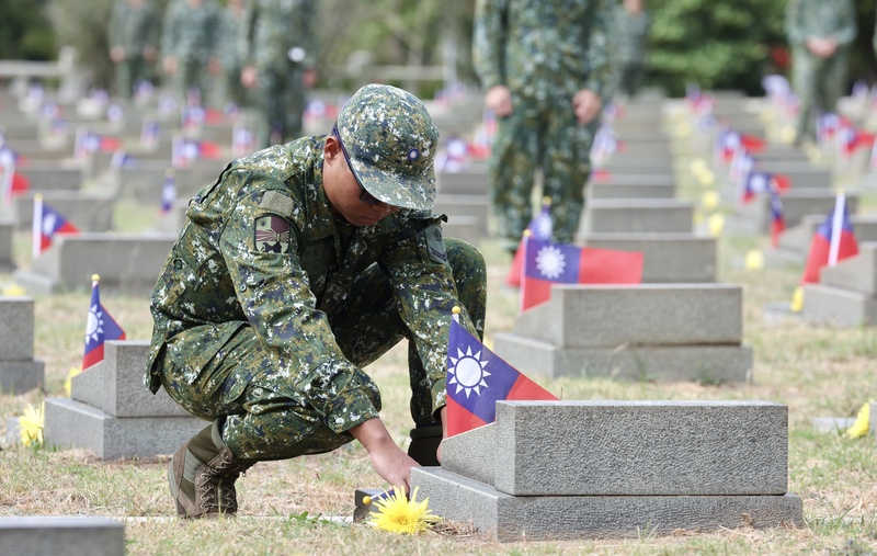 今年適逢古寧頭戰役75周年，金防部官兵為陣亡將士獻花致意。圖/中央社